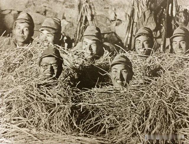 1938年10月，在大别山的日本士兵因为没有收到冬季制服而用稻草堆取暖（什