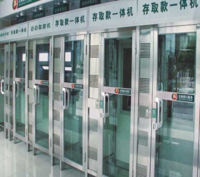 今天早上，我去自动取款机查退休工资到账没一个老人放了背篼在门口，他盯着我，我