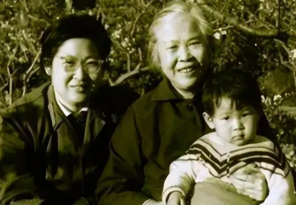 除了毛岸英毛岸青，毛主席还有一个儿子叫：毛岸红。他生于革命，散于长征，然而几十年