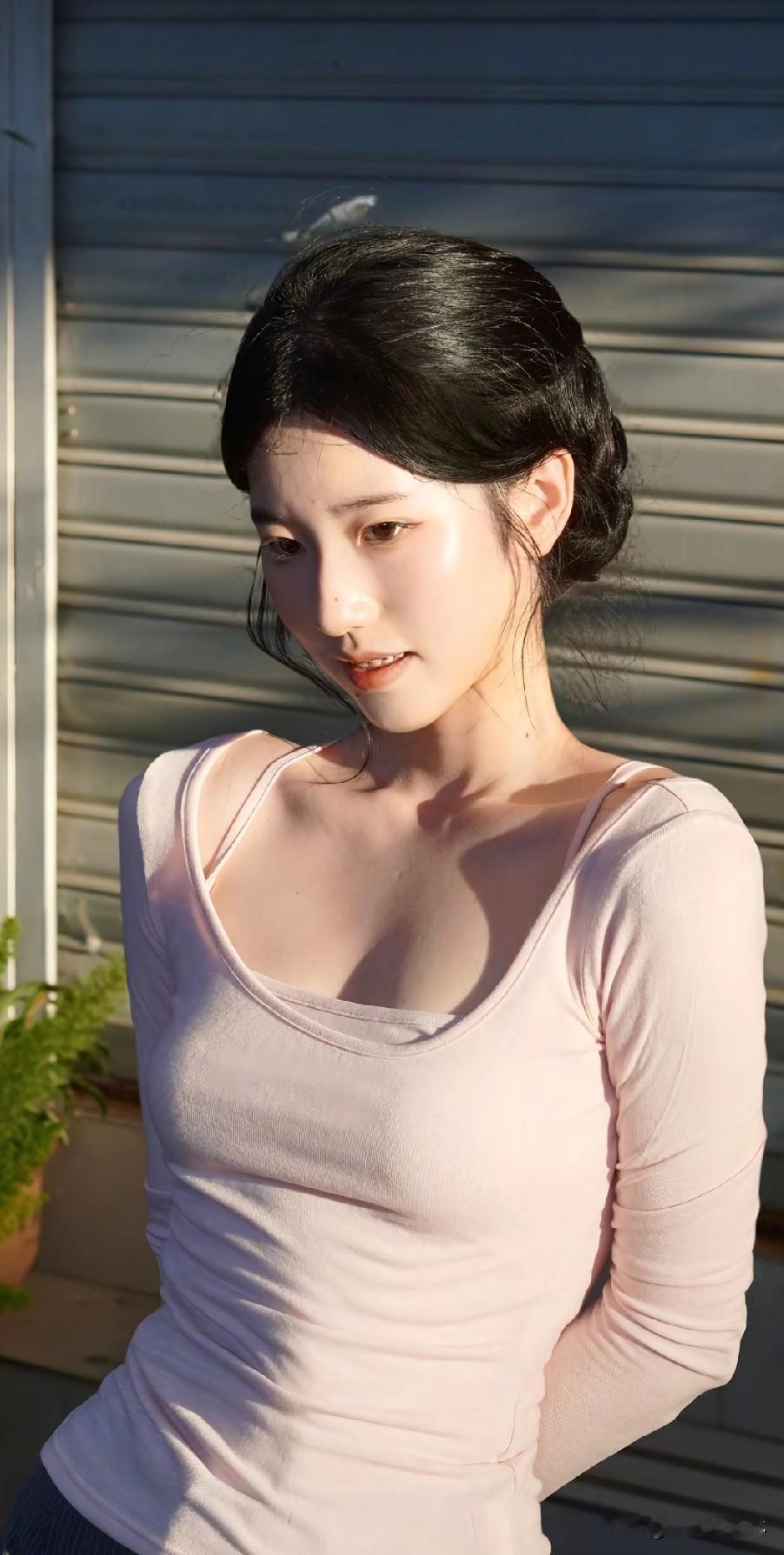 冬至霜华重，相思意万重。愿君知我念，早日踏归程。