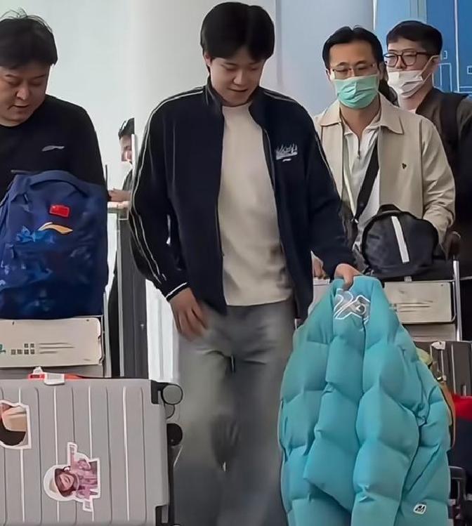 国乒主力队刚踏上香港土地，北京时间12月8日这天，二十多度的暖意像老朋友似的迎面