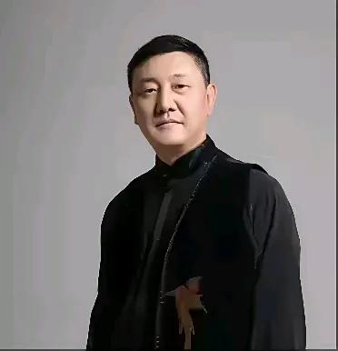 57岁韩磊陷风波！25岁嫁他的蒙古族选美季军，如今要面对的比想象更痛韩磊这