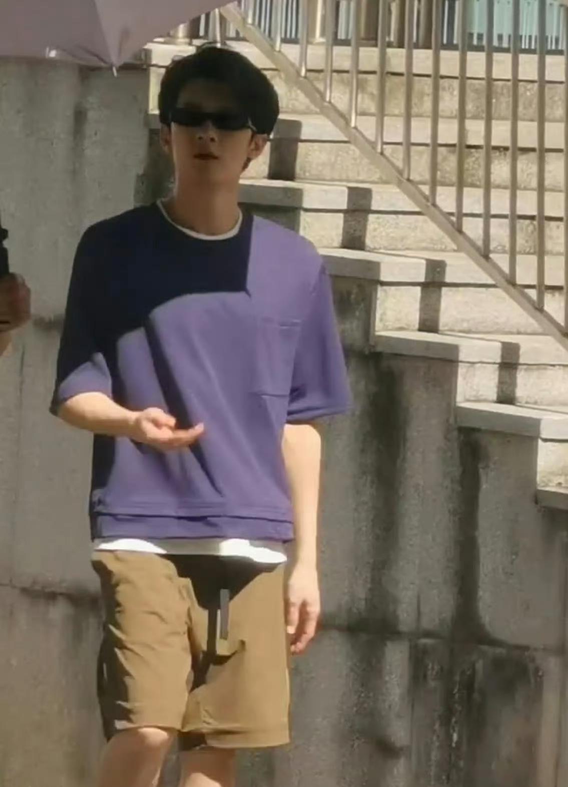 太喜欢檀健次这股子松弛劲儿了！檀老师星光大赏刚拍完帅气出发图，转头就换上紫T恤配