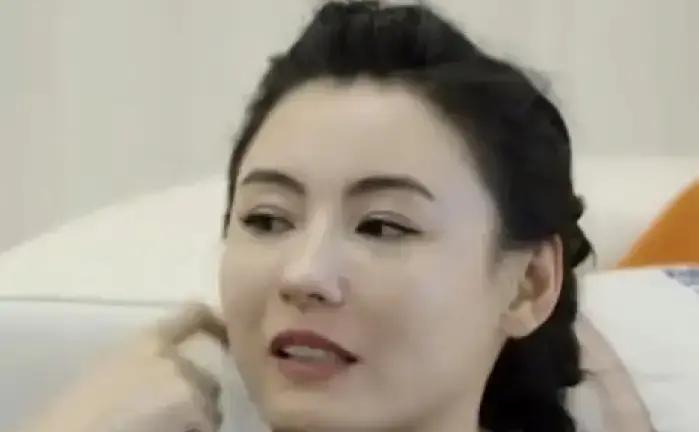 18岁的儿子把镜头挡在自己胸前，对全世界说：别拍我妈。三小时前，张柏芝长子签约