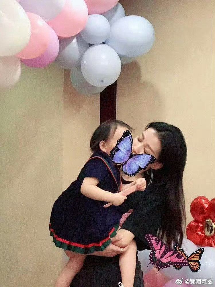 #孙怡女儿看起来比孙怡稳重#孙怡很女儿的相处模式真是非常不错了，孙怡耐心听女儿讲八卦，孙怡和女儿的相