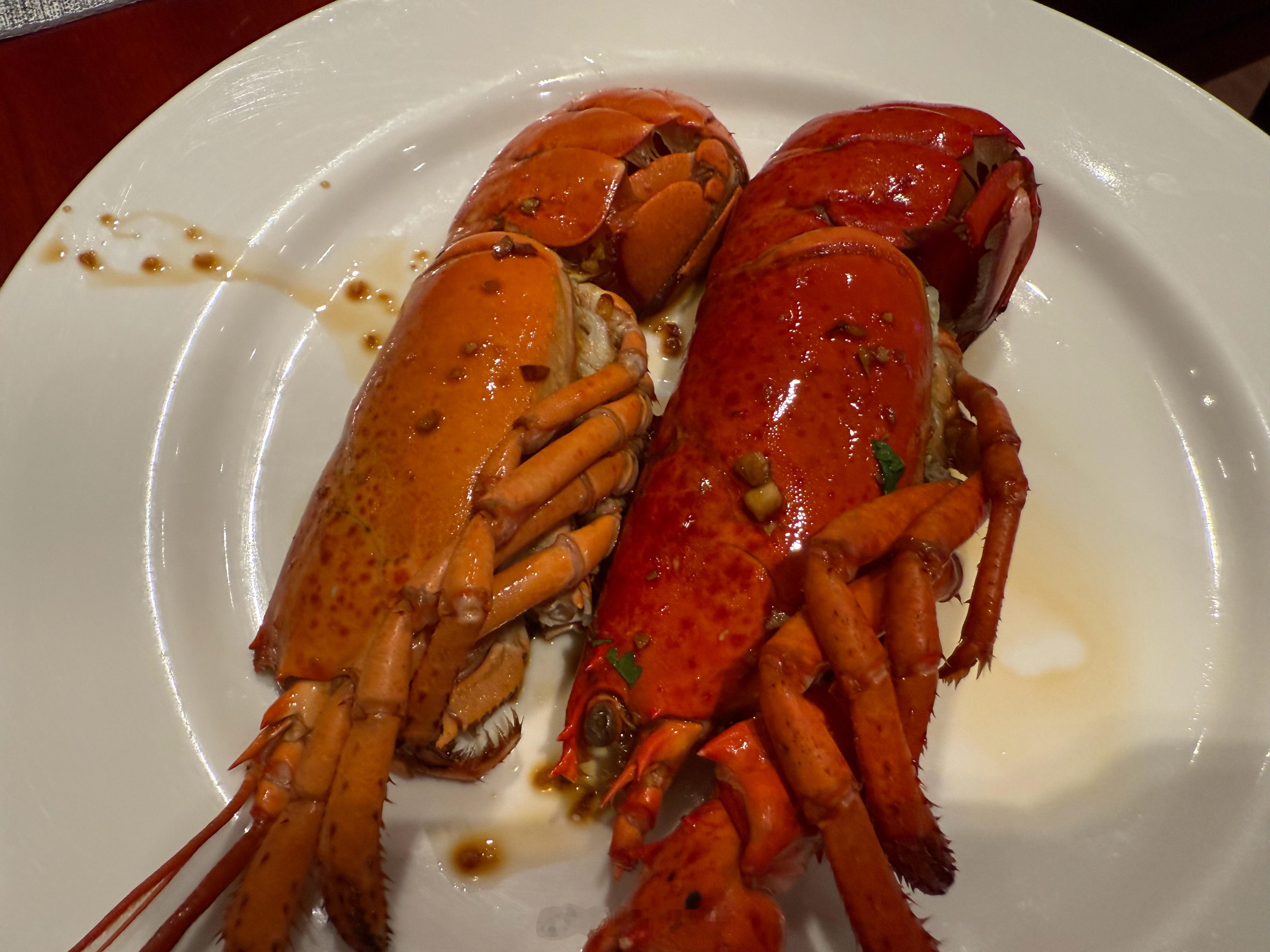 刚到酒店，虽然比较晚了，不过看到有龙虾🦞立刻感觉精神了​​​