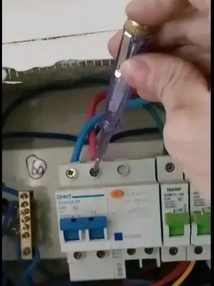 有位电工朋友分享，说他帮客户维修家庭电路故障时遇到一件奇异的怪事，说得很神秘的样