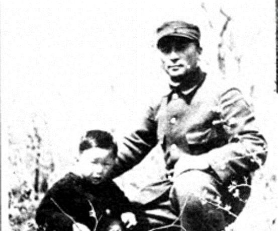 省军区撤销，司令外调任他省当副司令，还没被提拔以副兵团职离休“1955年三月，