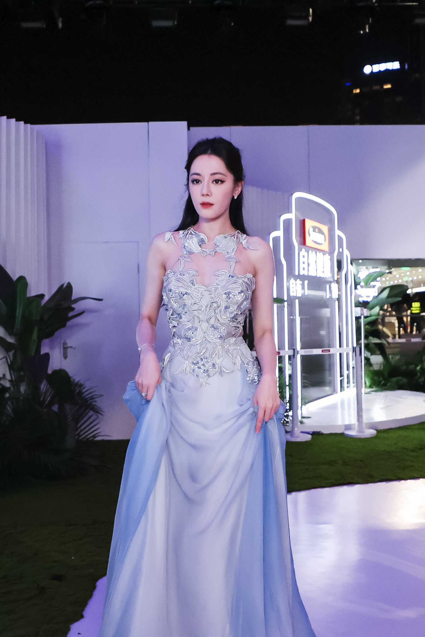 热巴怎么能漂亮成这样热巴线下活动生图也太能打了吧！一袭亮色长裙衬得她整个人白到
