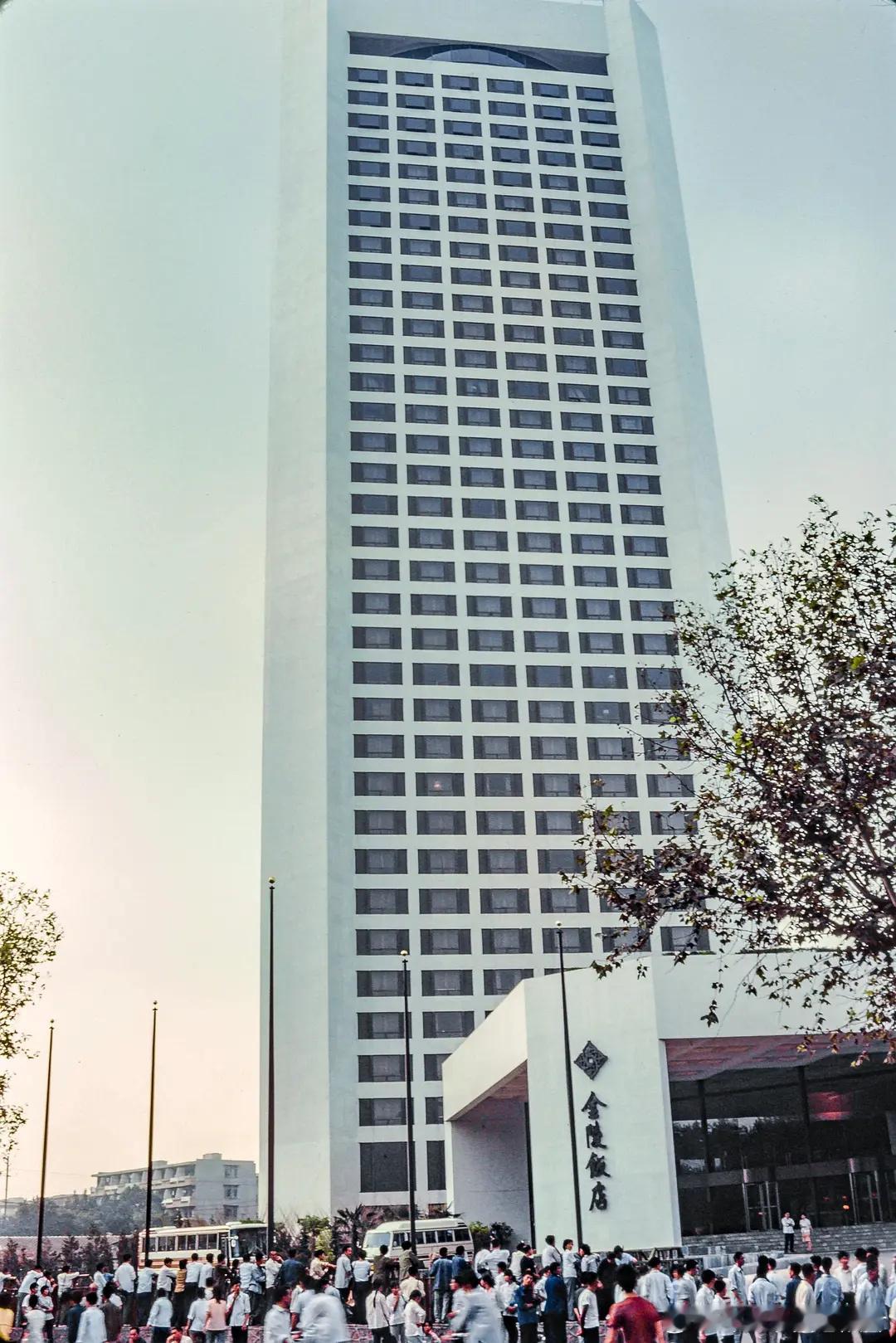 1983年南京金陵饭店金陵饭店是1979年改革开放初期经国务院批准立项建设的中国