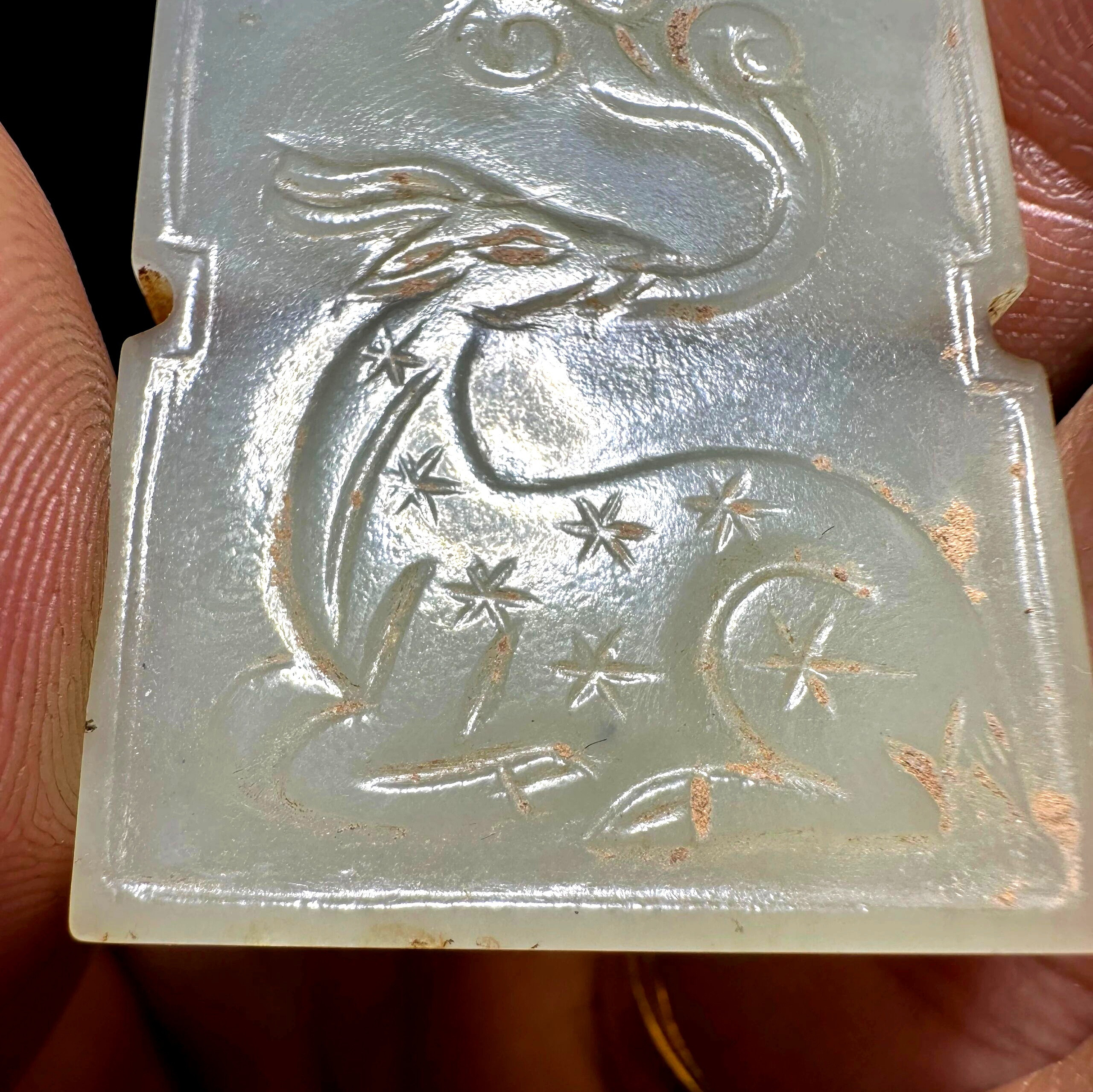 古玉杂谈宋代工字牌与汉代工字牌之区别，前者有图案无角度，后者无图案有角度，很容