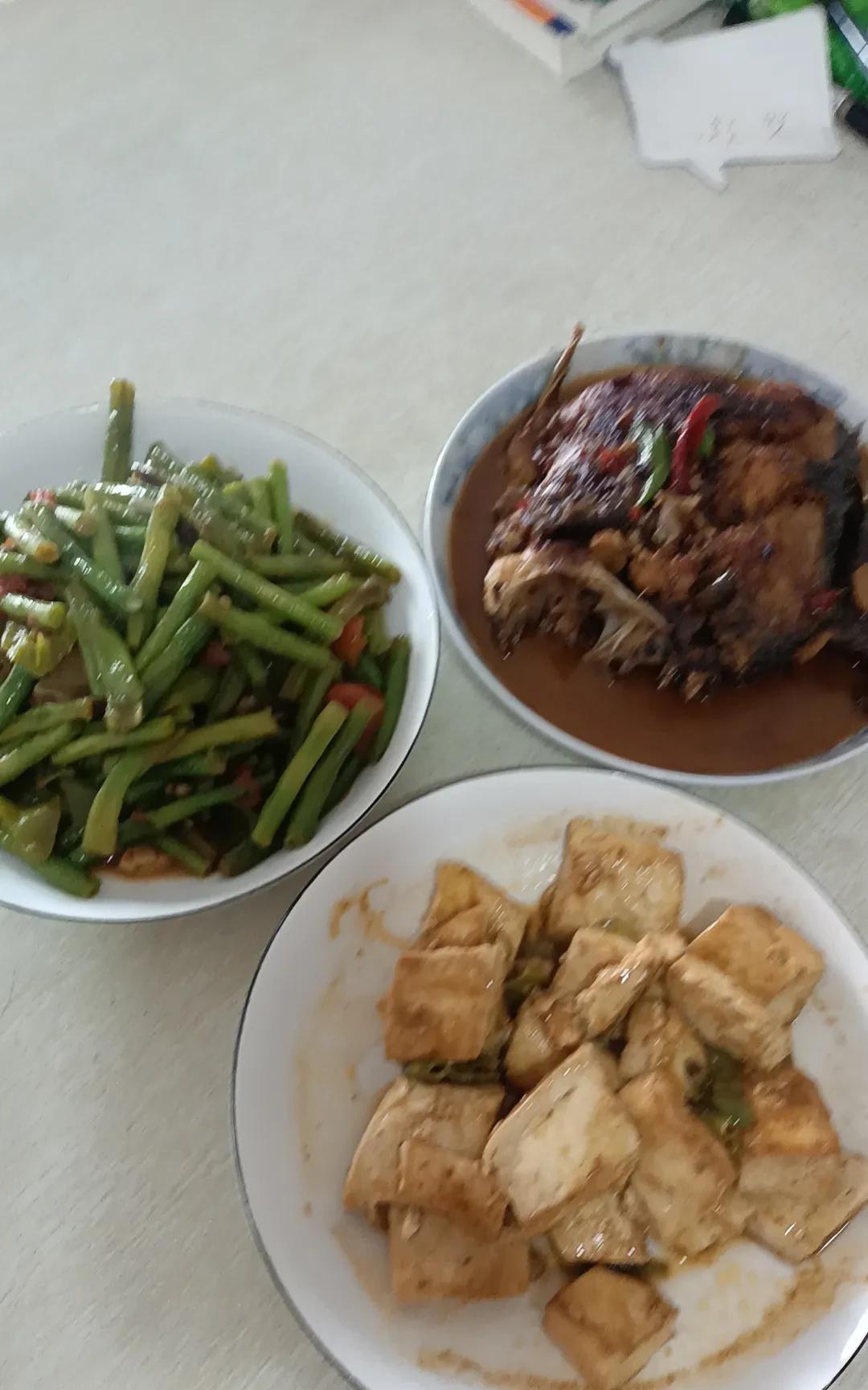 我和老公刚认识的第二年，老公跟着我回广西过年，那时同学还挺多的。当时年轻漂亮，那