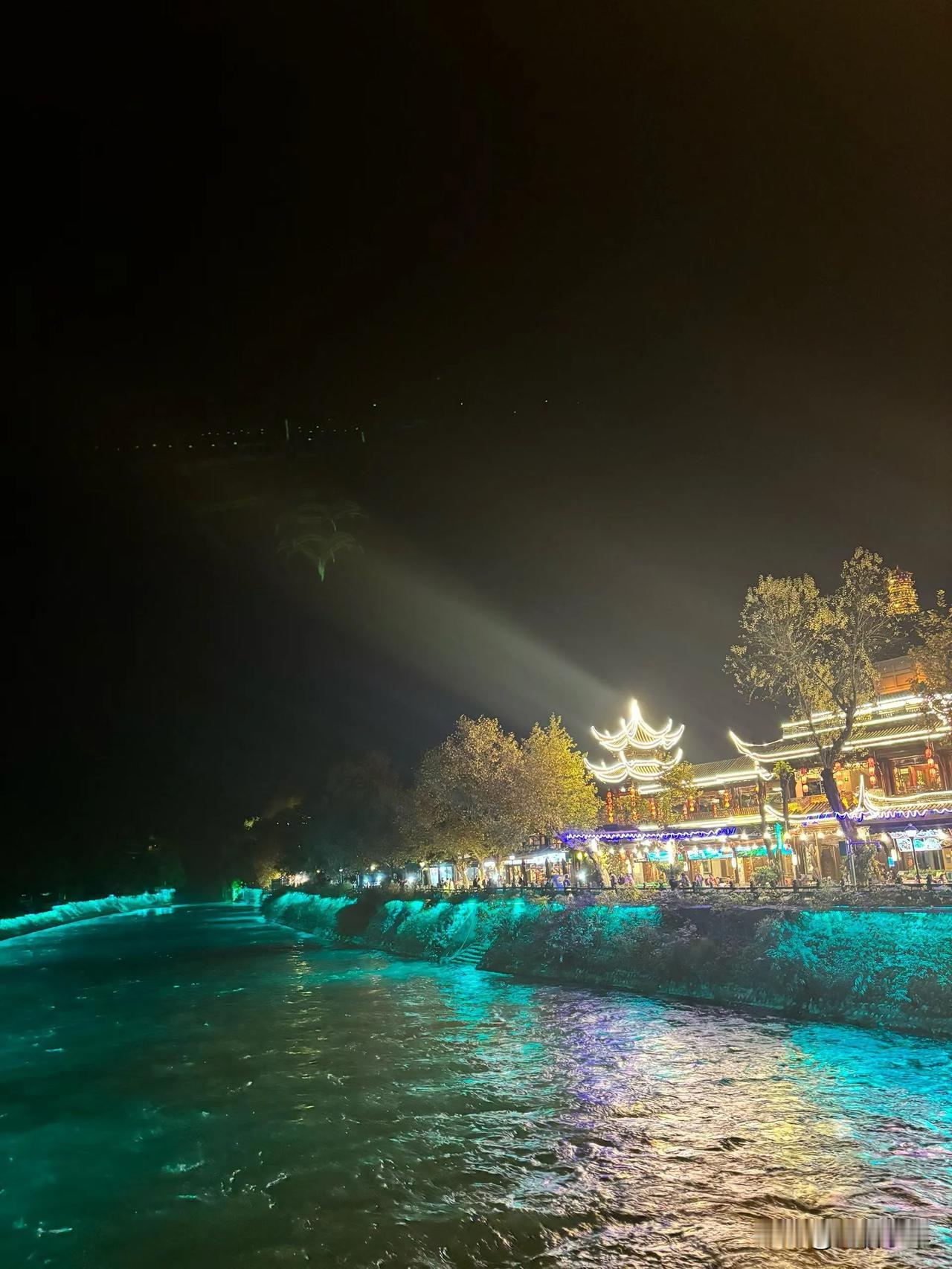 四川成都旅游最应该去的一个景点，那就是都江堰这里。都江堰这里是古人智慧凝结的体