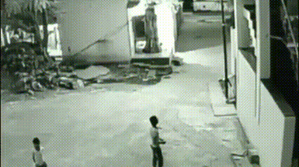 12米屋顶坠下！少年一个“蹲背”动作，改写生死瞬间谁也没想到，屋顶边缘的意