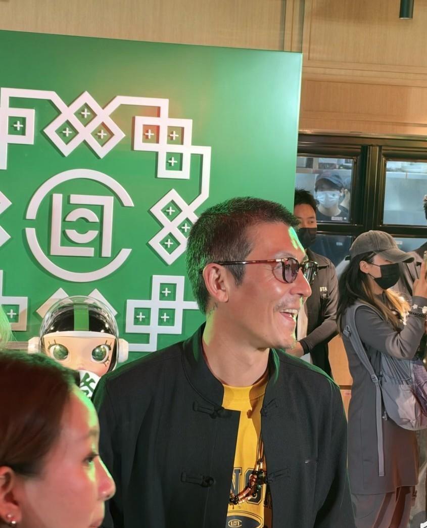 陈冠希顶着一头短寸现身上海自家茶餐厅，生图一露面就把不少网友看愣了46岁的人了，刚从马来西亚拍完贺岁