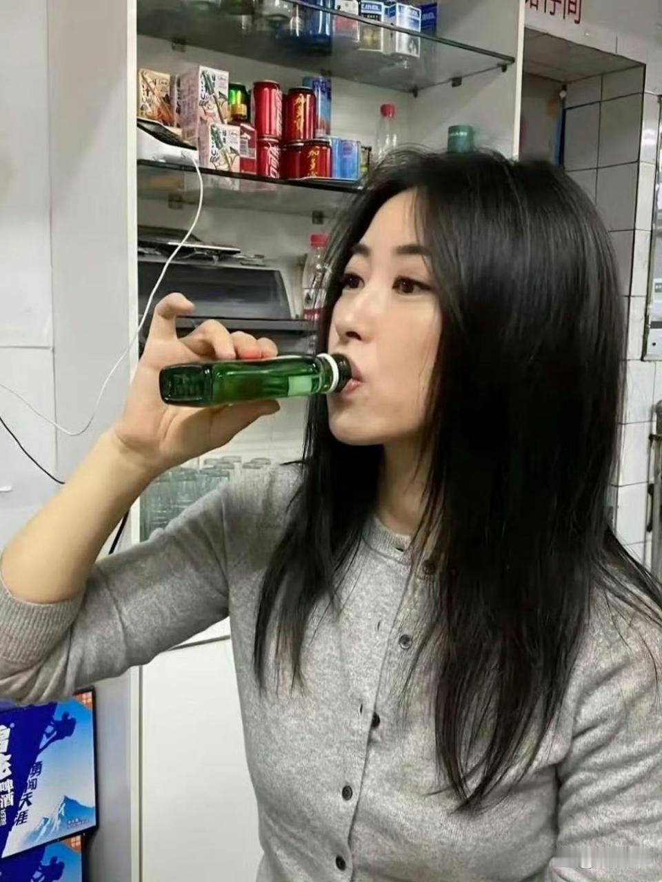 朱珠这酒瘾不小啊！很少见女明星直接拿酒瓶吹的