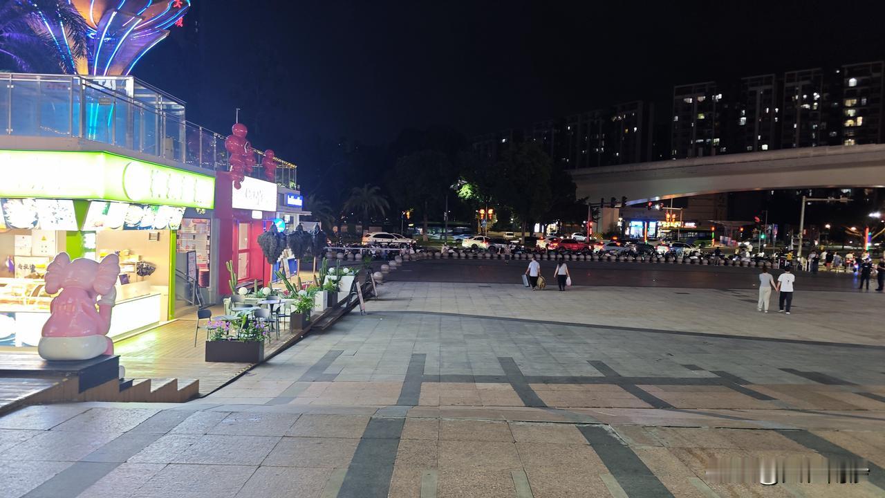 部分新南沙人来逛南沙万达广场的时候肯定看到过门口这个大斜坡吧，估计想来的会搞不懂