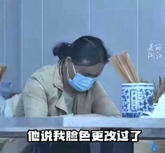 女子面馆吃面时被邻座陌生男子告知身体长肿瘤浙江朱阿姨带着外孙进店吃面,邻桌陌