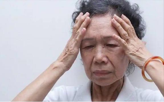 脑出血最早信号不是头痛！医生：若频繁出现这4个症状，马上检查脑出血，这个让人
