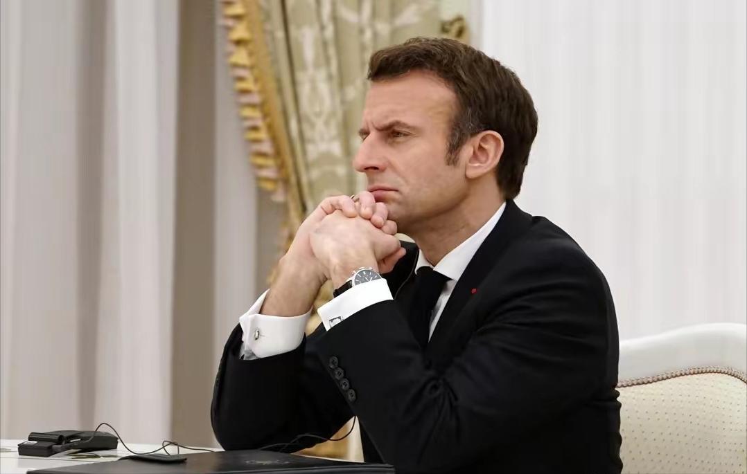 法国总统马克龙，很多人给起了个外号“变色龙”。没错，这人就像变色龙一样，又变脸了