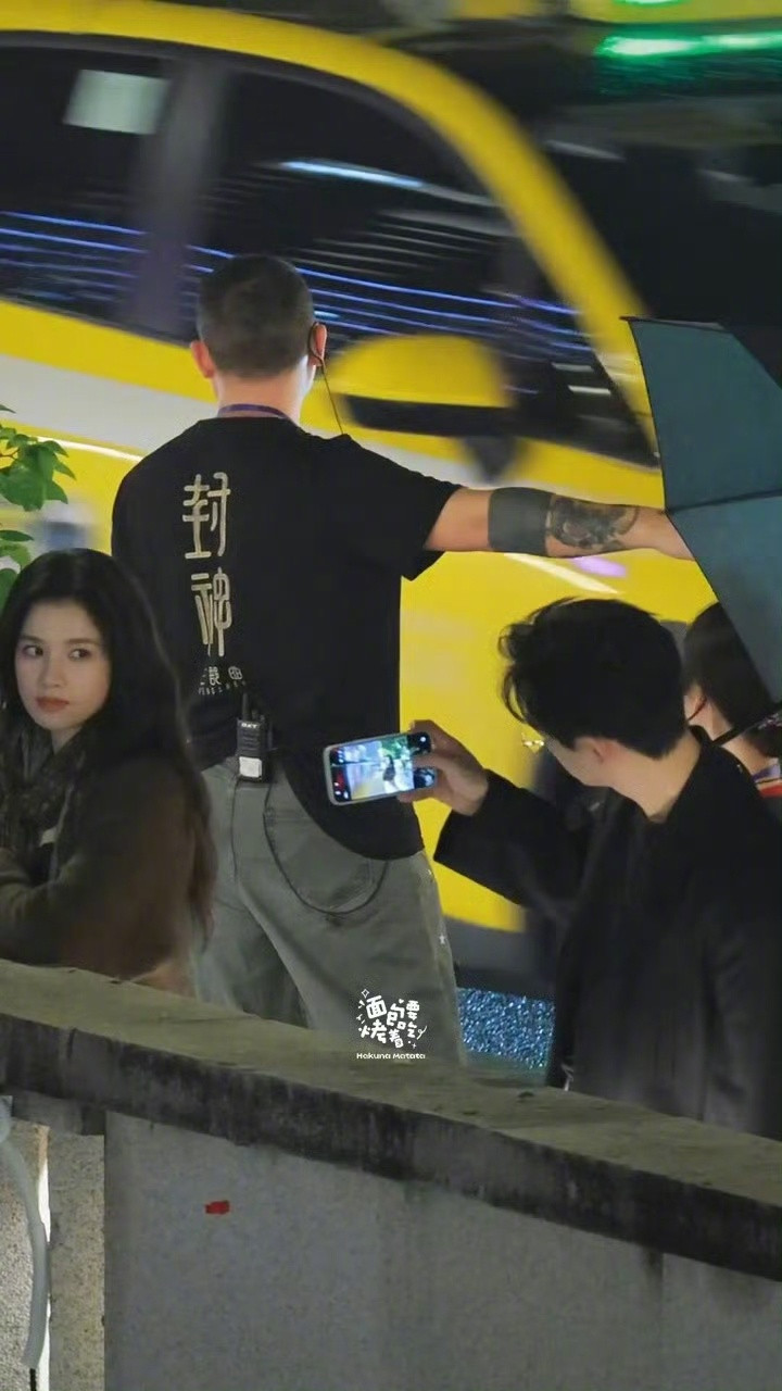 李现给张婧仪拍照李现片场给张婧仪拍照也太好嗑了吧年上苏感×温柔氛围感！这个雾里青