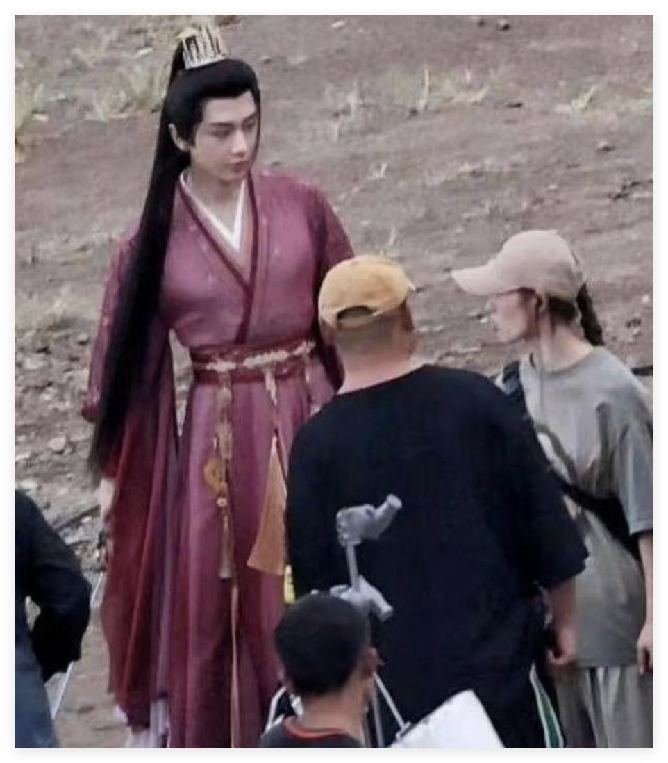 有时候，真不能怨成毅！剧组服化道，你们可用点心吧！疯了……成毅一个眉清目秀