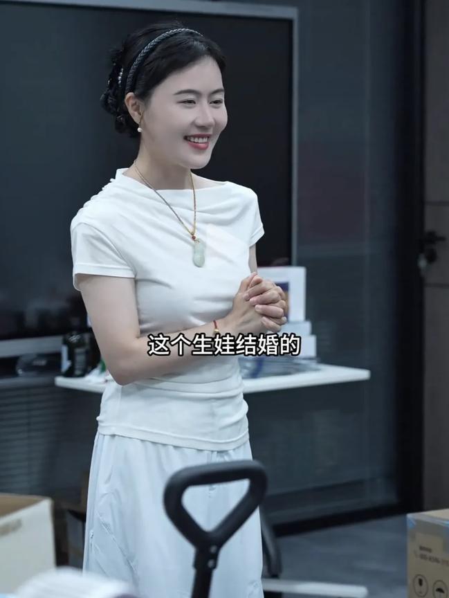 网红博士相宜给公司员工发红包，再一次提起了恋爱结婚生娃。看女博士已经和她刚出道时