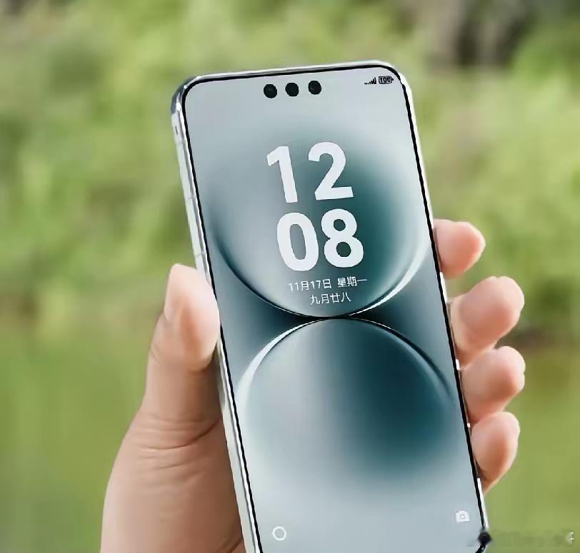 余总手握Mate80ProMax，正面屏幕观感还是不错的，有几个点不难看出，真