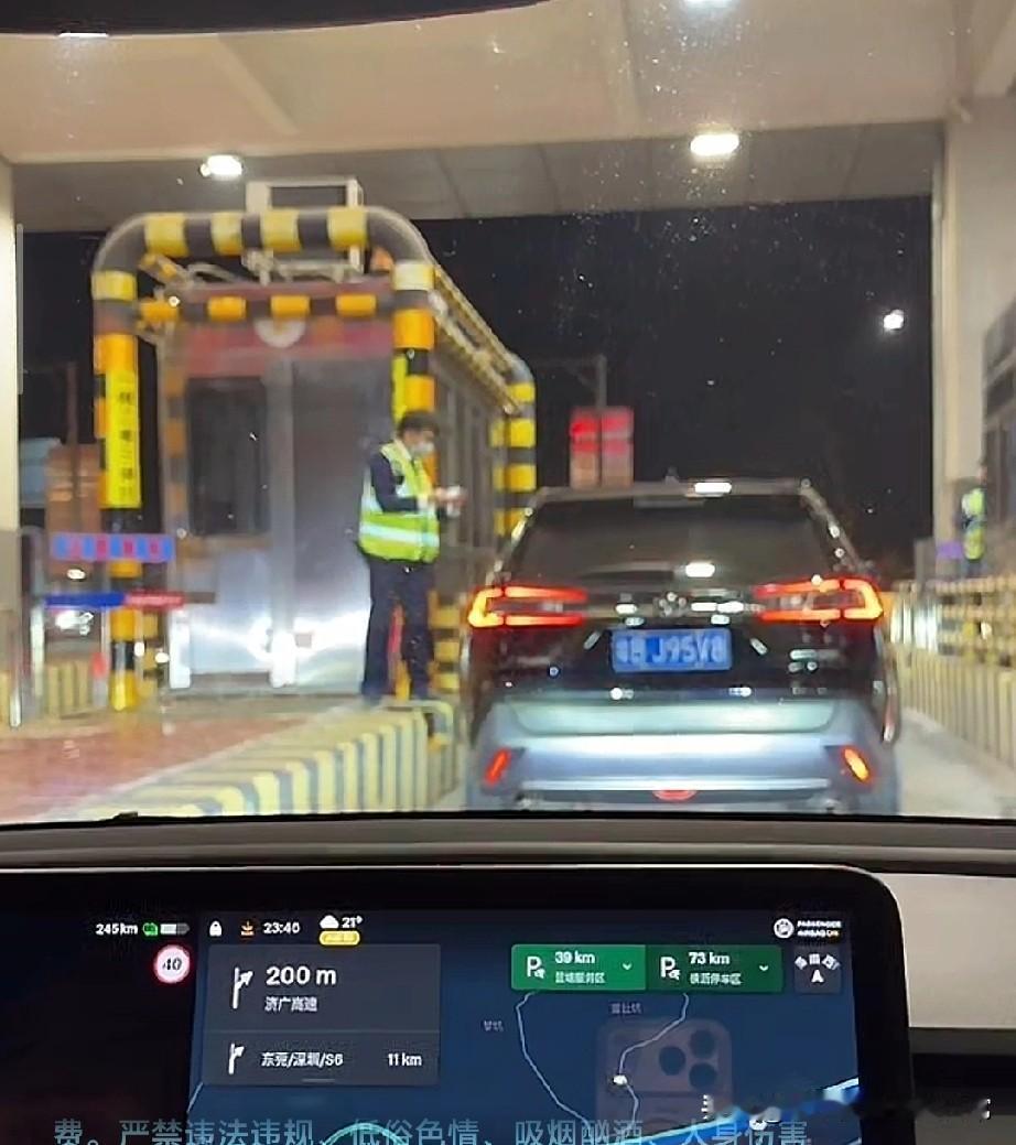 大年初七高速再不下高速，就要掏腰包了！大年初七，23:55，沈海高速龙岗段