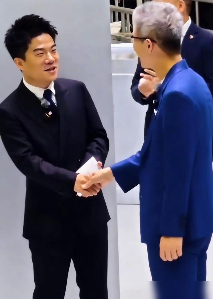 董宇辉终于不抢戏了？朱广权直播间，他竟让了C位！你以为他又要滔滔不绝？上次陈