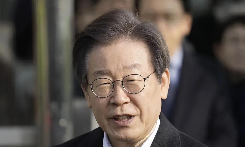 热烈祝贺湖南人大兵当选大某民国总统。任重而道远，仁以为己任。当总统和说相声演小