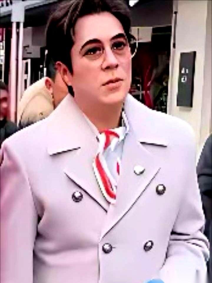 我滴妈，蔡国庆那身粉色大衣配花围巾，直接给我干沉默了。还有那妆容，那眉毛画得，