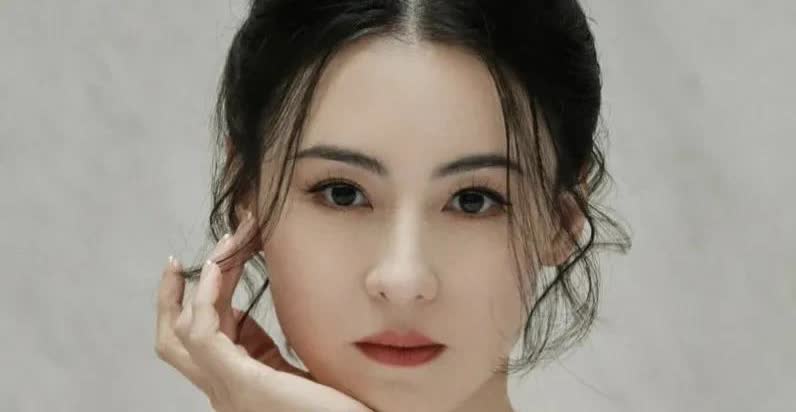 今天是2025年5月13日，恰好也是张柏芝40岁生日。作为娱乐圈的巨星，张柏芝不