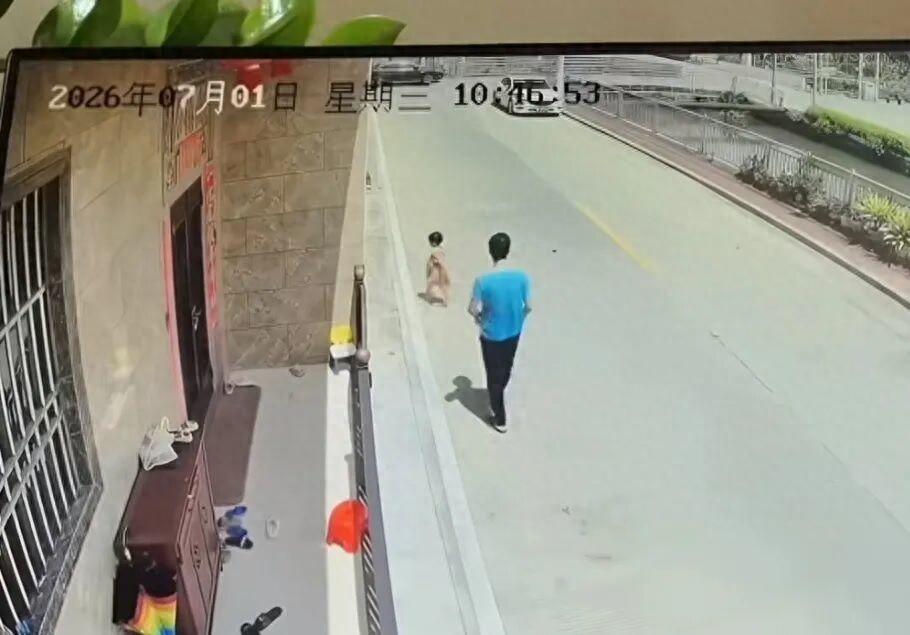 后背发凉！7月1日广东汕头，一名蓝衣男子尾随自家年幼妹妹走入监控盲区，短短