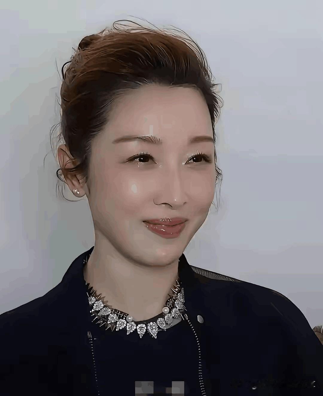 估计很多人都不相信她有54岁了吧，状态比杨钰莹还要好，都是90年代的著名歌星，她