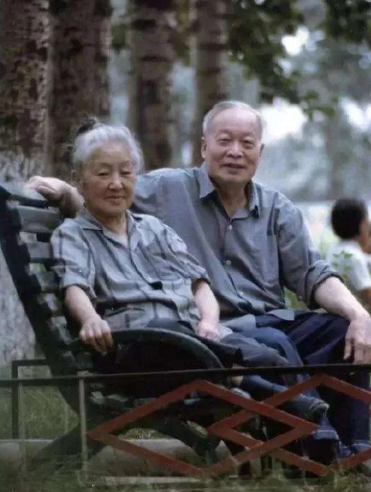 那年，钱三强的妻子何泽慧去菜市场买菜，售货员不屑地说：“老太太，这个冬笋很贵的，