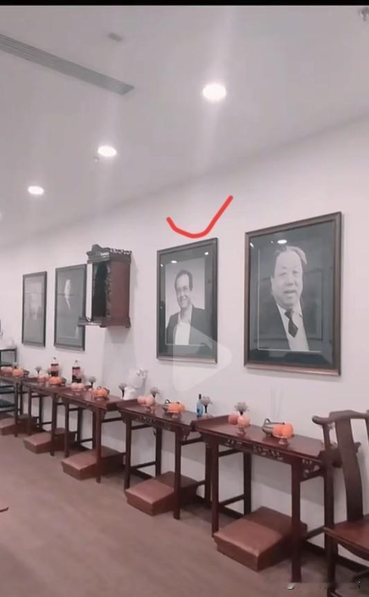 这是德云社的一个后台，墙上挂着四位先生的遗像，中间供着祖师爷，每个遗像前边都有贡