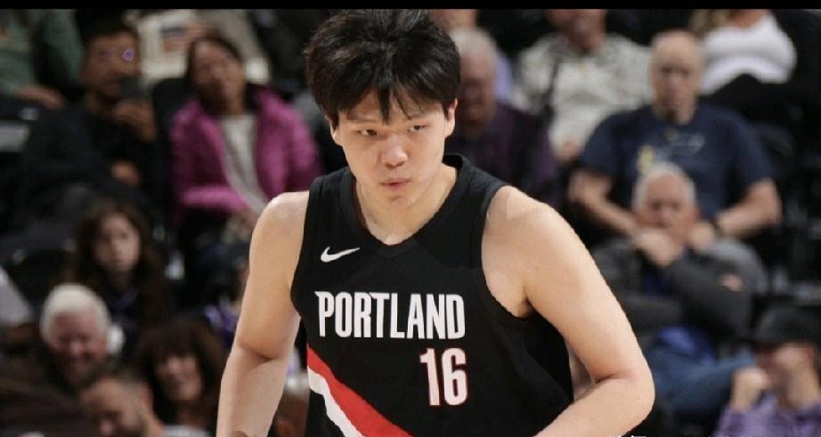 开拓者教练做了一个违背篮球常识的决定。他们宁愿拆掉内线骨架，让208cm的前锋