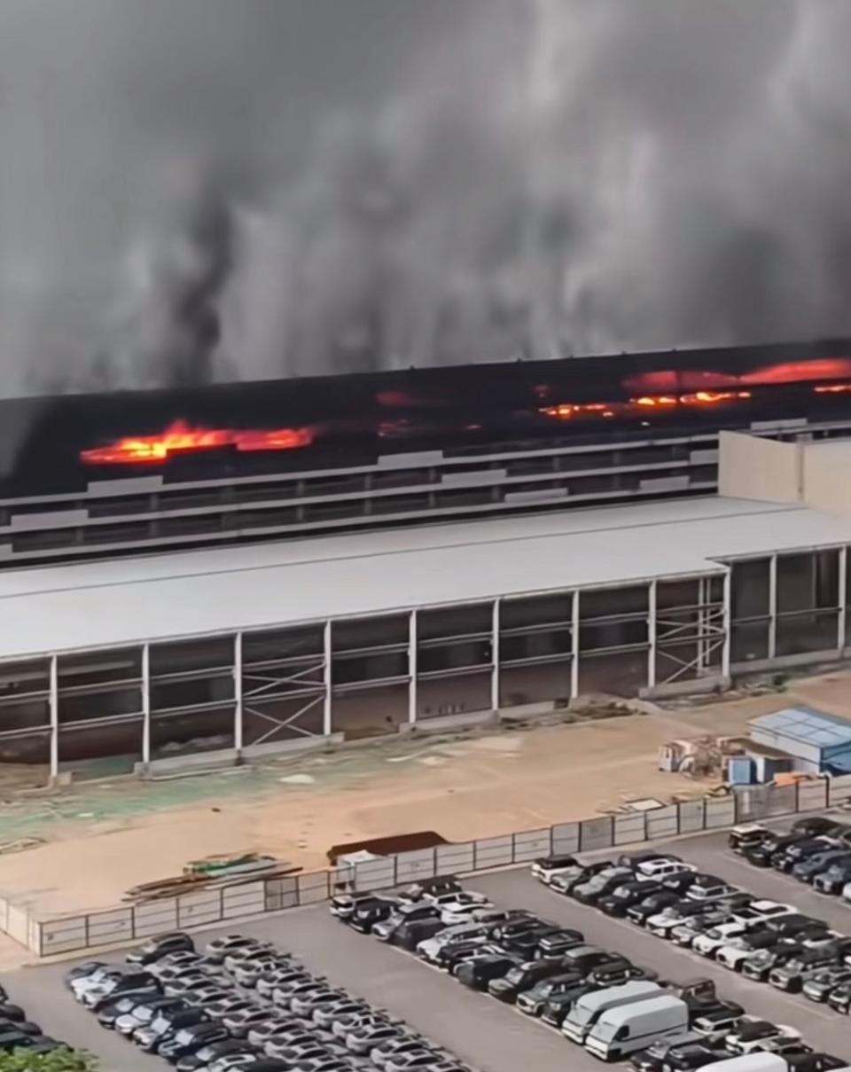 比亚迪公司起火。4月14日凌晨，深圳坪山比亚迪园区一立体车库（试验及报废