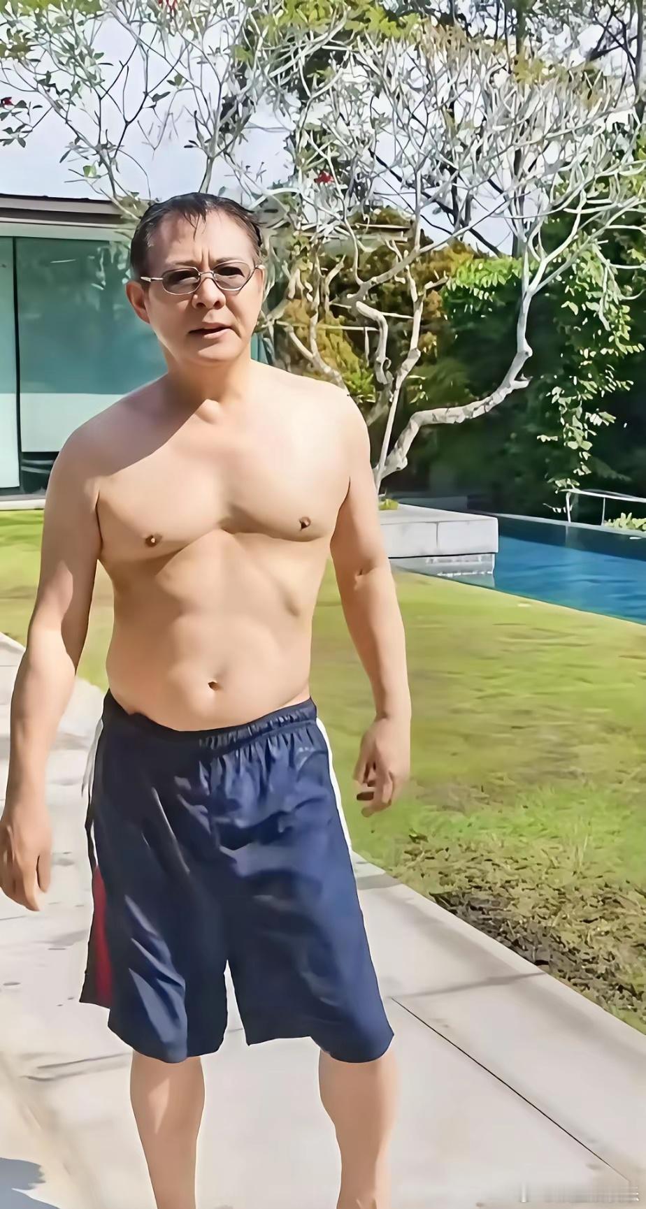 李连杰“坦诚相见”，脱光辟谣！这下网友们该闭嘴了吧！正面，背面，都一览无余，光滑