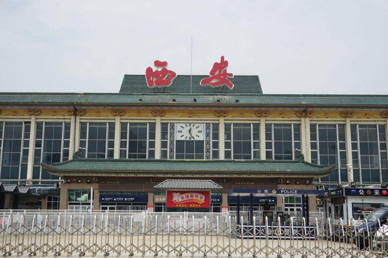 西安东站刚挂牌，有人就发现了它的“问题”，对比“西安东站”和“西安站”的字体不一