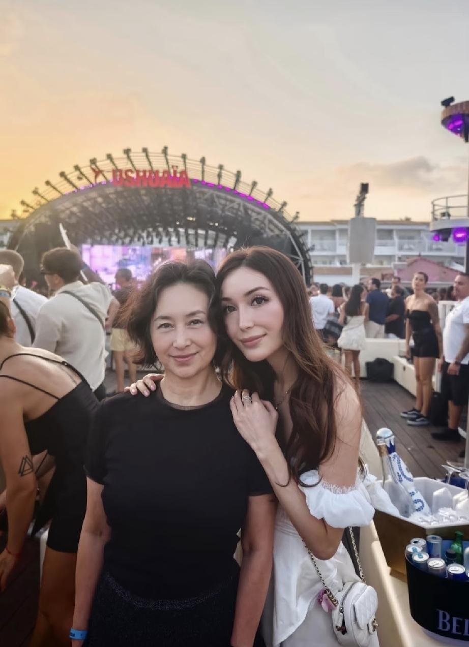 7月4日，有网友晒出何超琼与外甥女何锶珩一起在西班牙电音派对打卡的画面，何超琼有