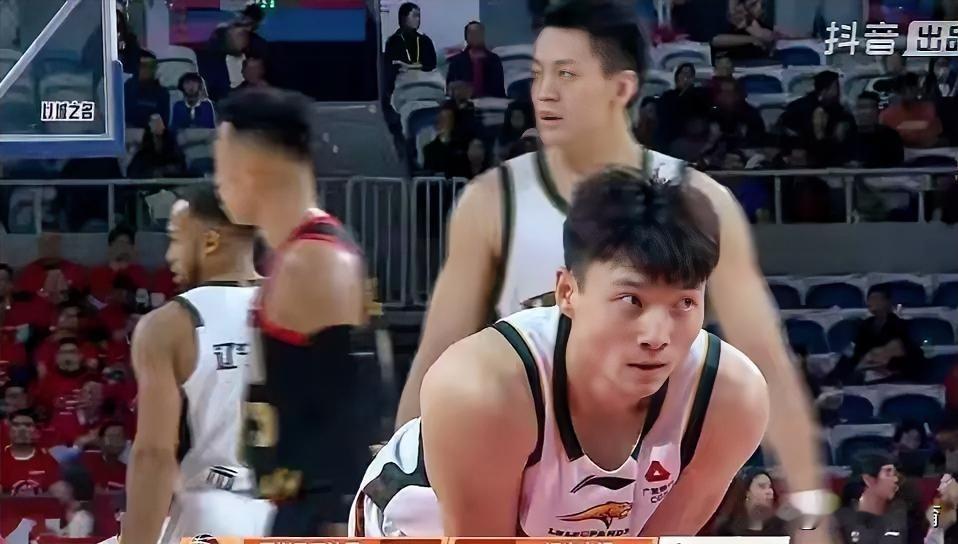 辽篮三分惜败深圳队，不是莫兰德也不是姜宇星，输球的罪魁祸首就是他。辽篮客场挑战