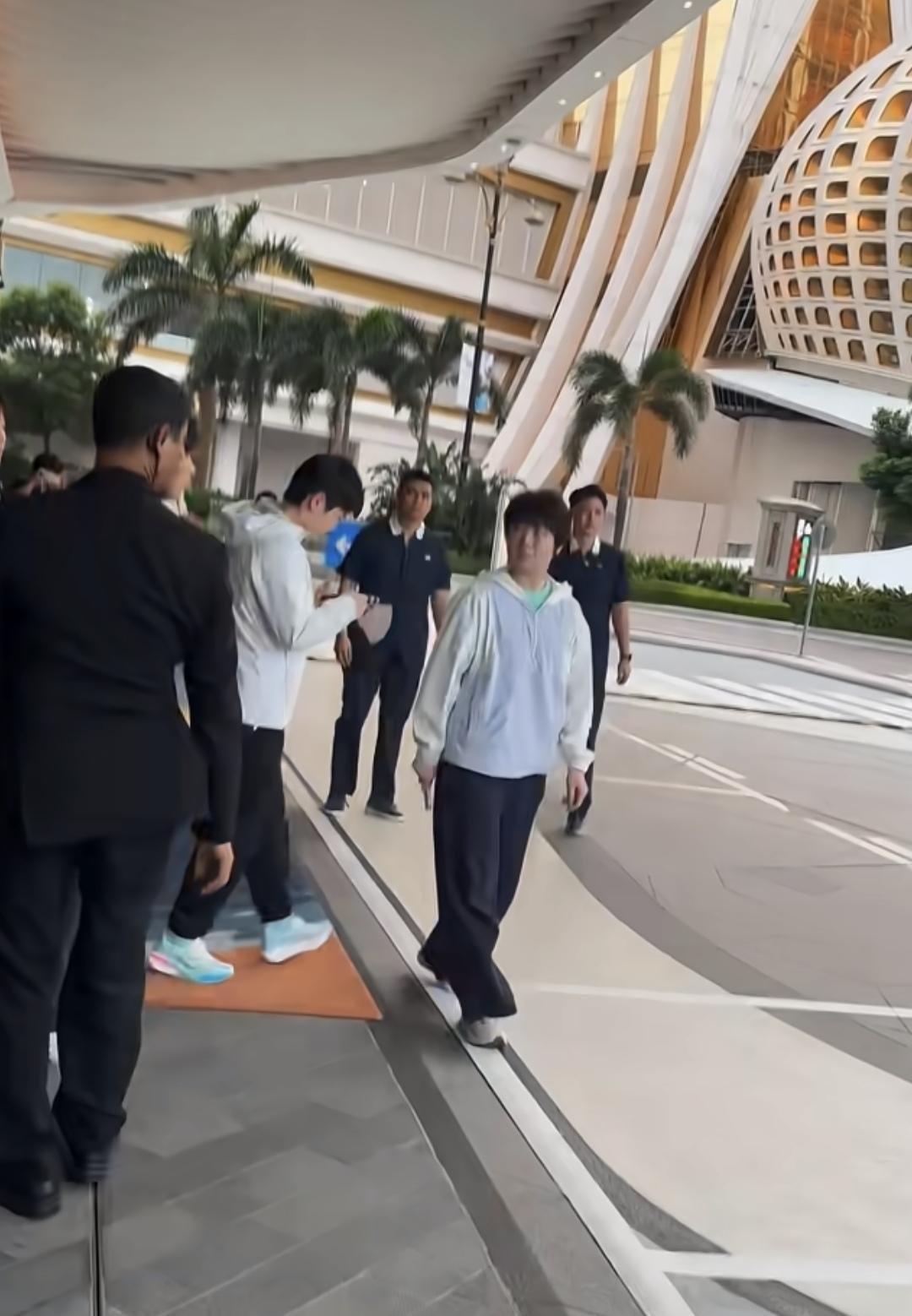 酒店门口等车去训练馆的国乒运动员们。这次车辆安排有点不到位啊，大家就这么站在门