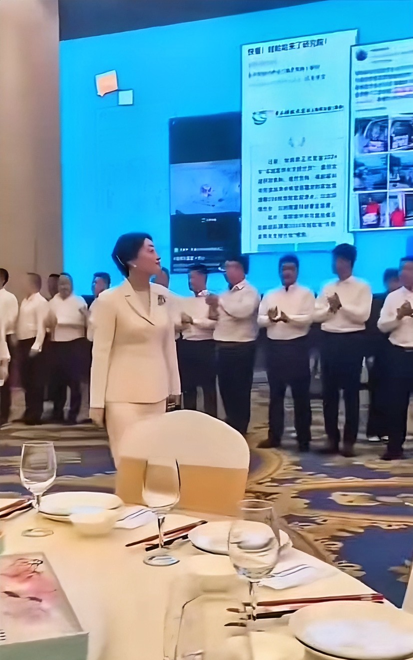 这一仗是替她自己打的，也是为全国已婚子女打的，必须支持她。