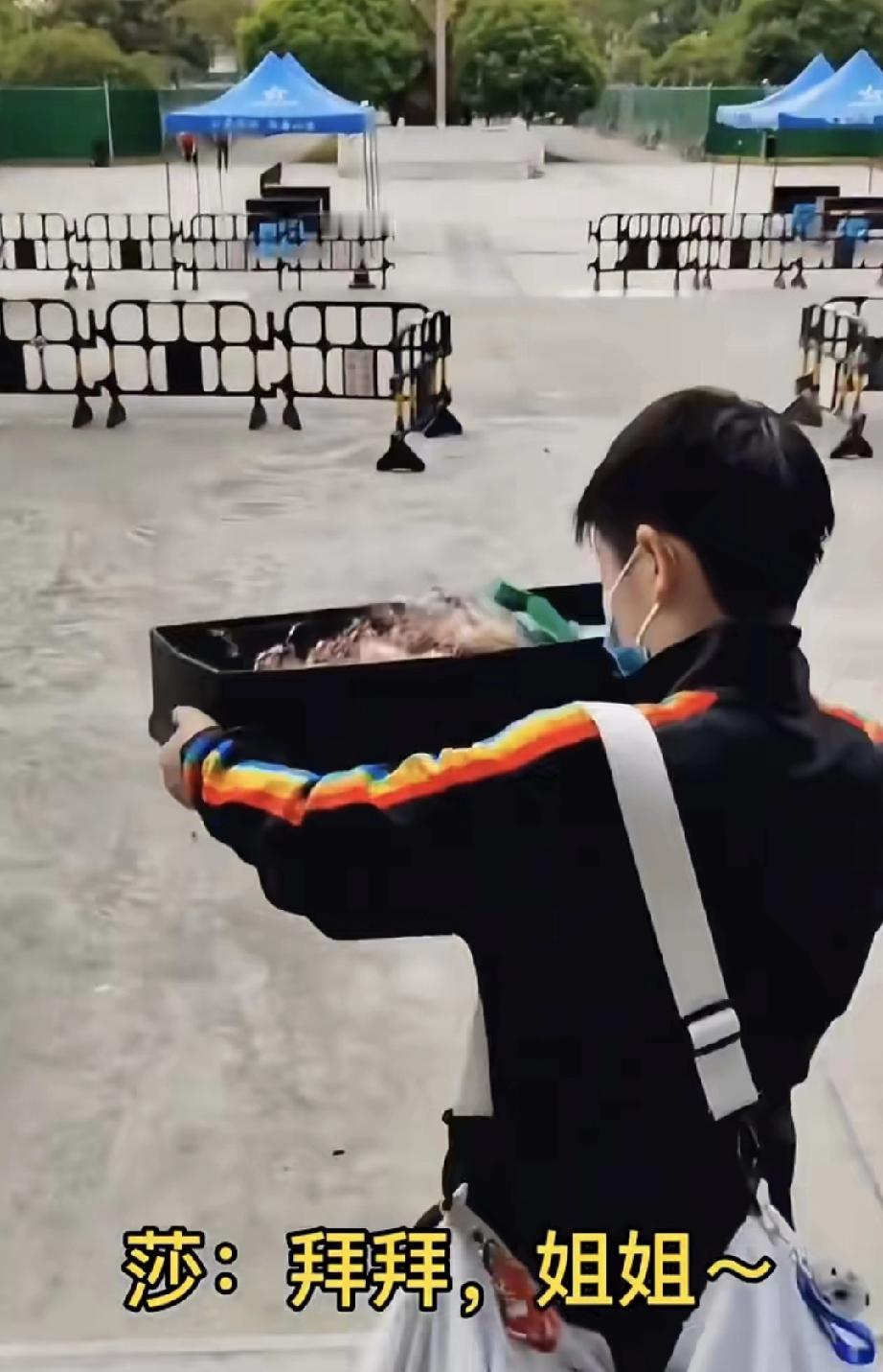 粉丝送的一束花，让莎莎拿出一盆多肉的感觉。莎莎和阳阳训练完回宿舍的路上，被粉丝