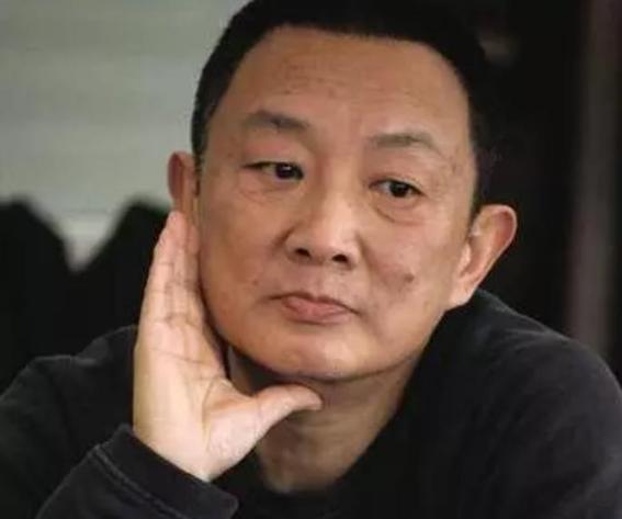 2007年，50岁的导演张黎爱上了演员小宋佳，当时张黎已经结了五次婚，为了迎娶小