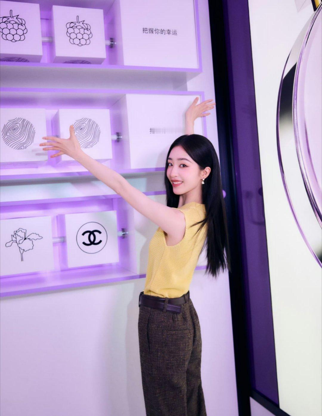 邓恩熙活力满满很美噢！就该这样开心的笑～