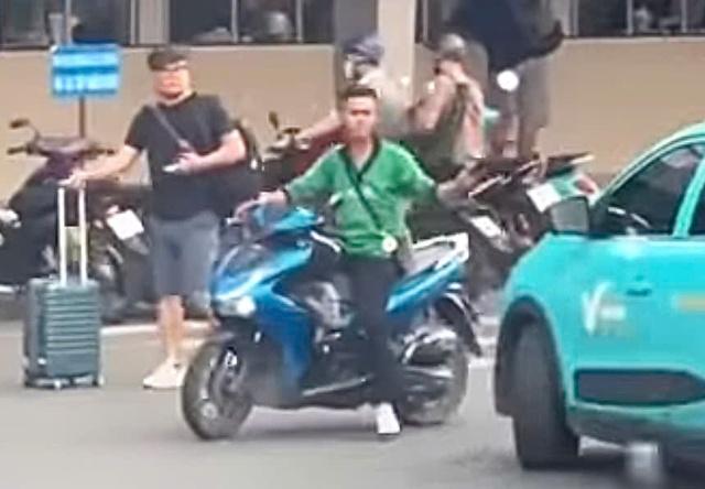 越南胡志明一名行为异常的年轻人骑着摩托车，手持枪形物体威胁路人造成混乱。接到