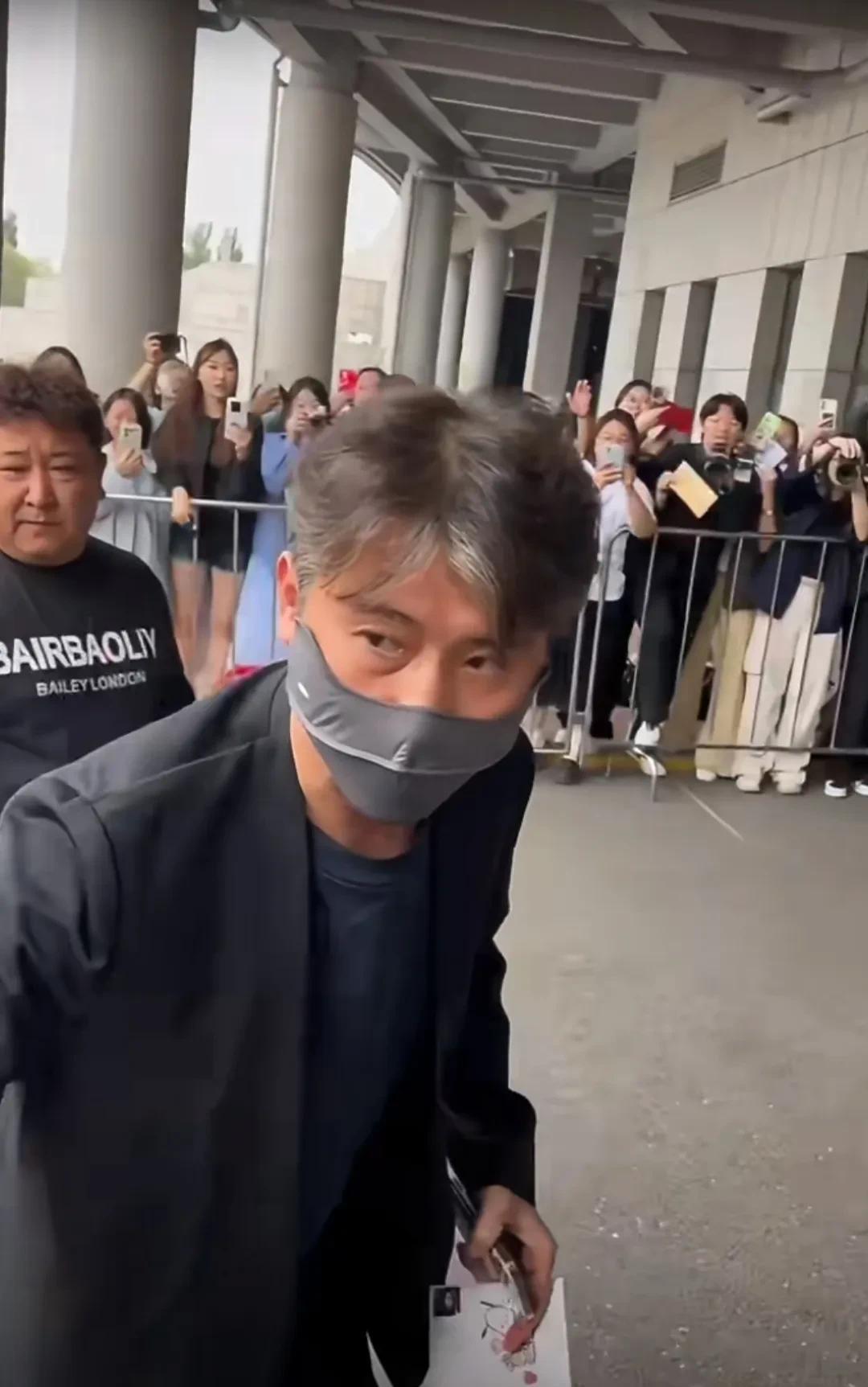 李乃文现身沈阳，前额、两鬓的头发白了好多，双眼通红，肉眼可见的憔悴，一看就是在失